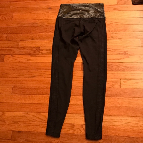 Size 4, high waisted, 7/8 length lulu pants - Picture 4 of 5